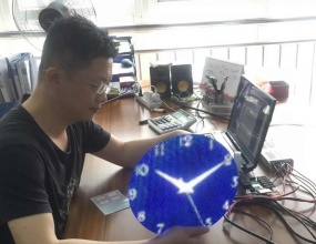 z6com·尊龙凯时这小伙子拿着这个东东帅不帅